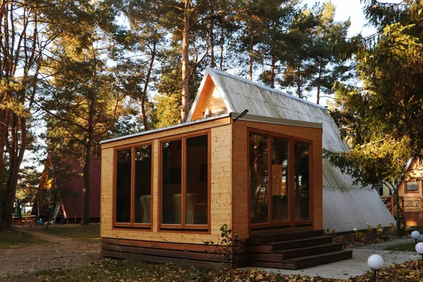 森林中现代木制房屋的风景画 — 图库照片