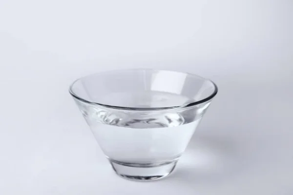 Glazen Schaal Vol Water Witte Achtergrond — Stockfoto