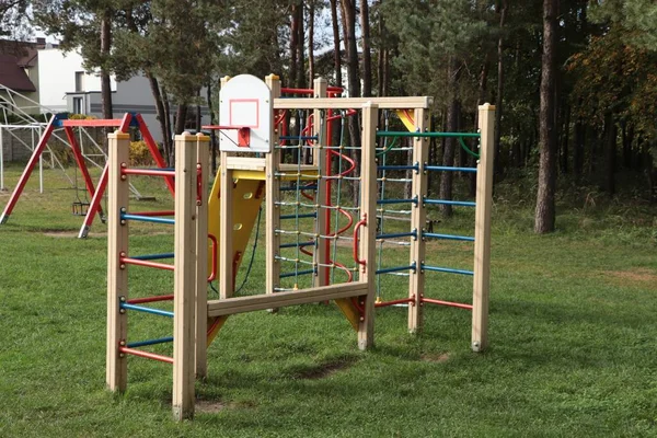 Aire Jeux Extérieure Bois Colorée Pour Enfants Dans Parc — Photo