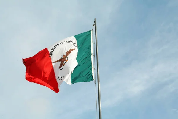 墨西哥国旗迎着蓝天飘扬 — 图库照片