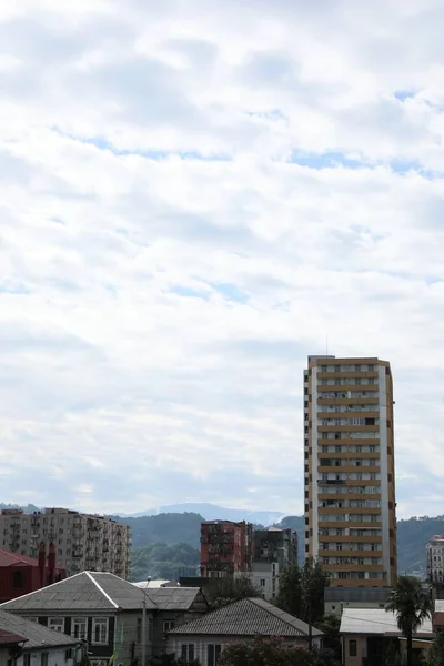 曇り空の下で異なるアパートの建物の美しい景色 — ストック写真