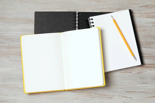 Stilvolle Notizbücher Und Bleistift Auf Weißem Holztisch Flach Gelegt — Stockfoto