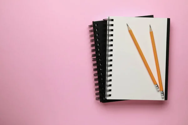 Σημειωματάρια Και Μολύβια Ανοιχτό Ροζ Φόντο Πάνω Όψη Χώρος Για — Φωτογραφία Αρχείου