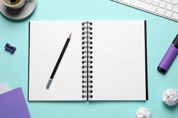 Composição Leigos Plana Com Notebook Elegante Fundo Azul Claro — Fotografia de Stock