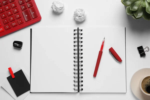 Composição Leigos Plana Com Notebook Elegante Mesa Branca — Fotografia de Stock