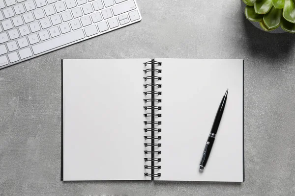 Composición Laica Plana Con Elegante Cuaderno Sobre Mesa Gris — Foto de Stock