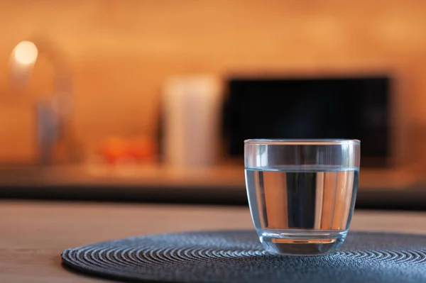 Segelas Air Meja Kayu Dapur Ruang Untuk Teks — Stok Foto