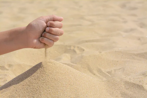 Criança Derramando Areia Mão Praia Close Com Espaço Para Texto — Fotografia de Stock