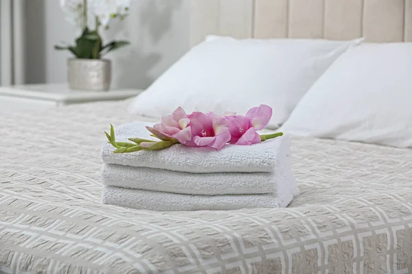 Stack Clean Towels Gladiolus Flowers Bed Indoors — Foto de Stock