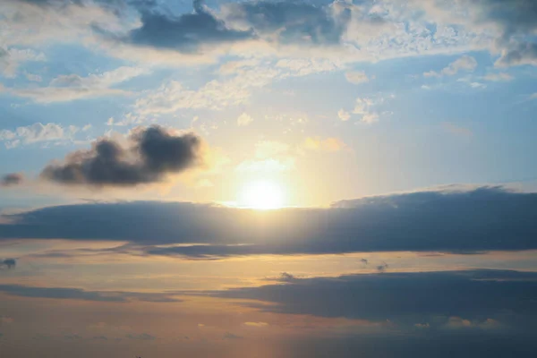 Güzel Bulutlarla Gün Batımının Resimli Görüntüsü — Stok fotoğraf