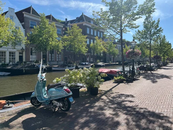 Leiden Ολλανδία Αυγούστου 2022 Άποψη Του Δρόμου Της Πόλης Κτίρια — Φωτογραφία Αρχείου
