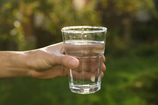 Man Som Håller Glas Sötvatten Utomhus Närbild — Stockfoto