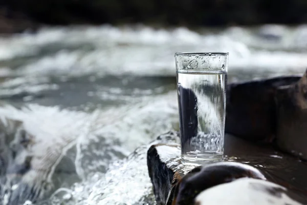 Склянка Прісної Води Камені Біля Річки Простір Тексту — стокове фото