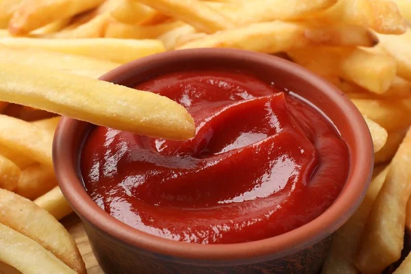 Nahaufnahme Von Köstlichen Pommes Mit Ketchup — Stockfoto