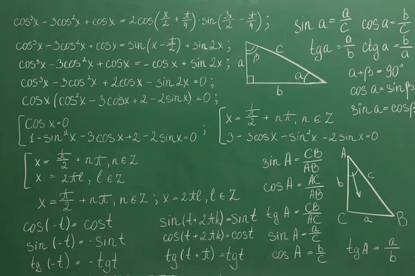 Nombreuses Formules Mathématiques Écrites Sur Tableau Vert — Photo