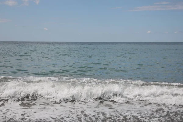 Живописный Вид Красивый Морской Берег Голубым Небом — стоковое фото