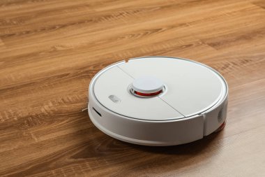 Ahşap zeminde robotik süpürge, metin için boşluk