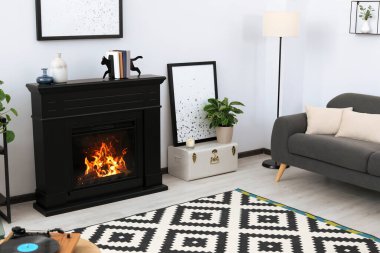 Şık bir oturma odası, şömine ve rahat bir kanepe.