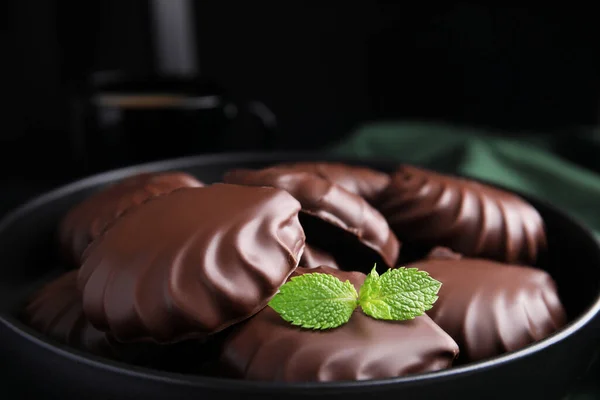 Deliciosos Zéfiros Cubiertos Chocolate Con Menta Tazón Primer Plano —  Fotos de Stock