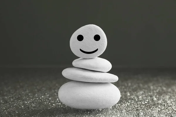Στοίβα Από Πέτρες Ζωγραφισμένο Χαρούμενο Πρόσωπο Γκρι Φόντο Έννοια Zen — Φωτογραφία Αρχείου