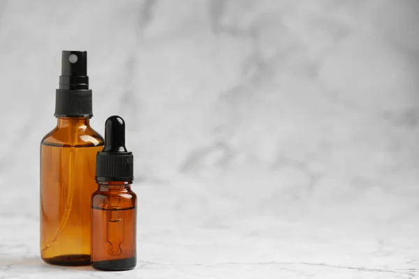 Botol Produk Kosmetik Organik Pada Latar Belakang Marmer Abu Abu — Stok Foto