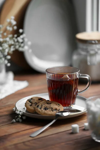 淹れたてのお茶とおいしいクッキーのカップ木製のテーブル テキストのためのスペース — ストック写真