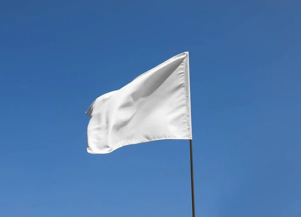 Λευκή Σημαία Που Κυματίζει Στον Γαλάζιο Ουρανό Την Ηλιόλουστη Μέρα — Φωτογραφία Αρχείου