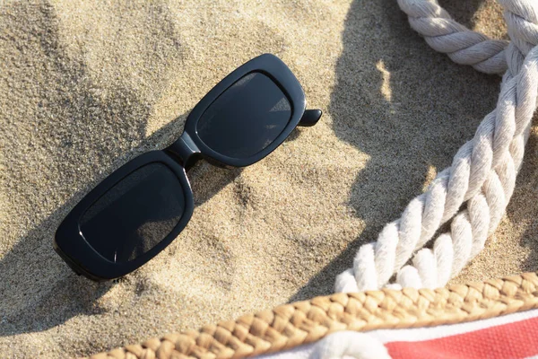 Stylové Sluneční Brýle Plážový Pytel Písku Detailní Záběr — Stock fotografie