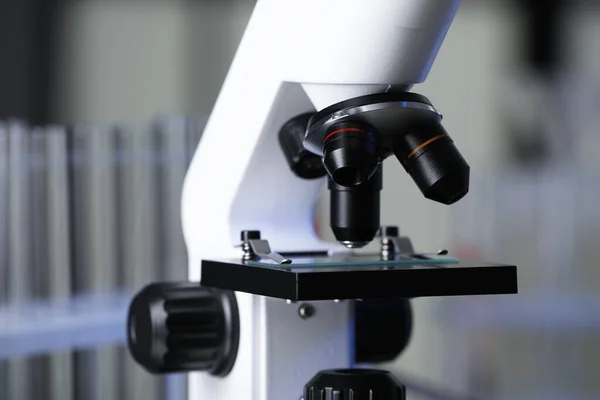 Modernt Medicinskt Mikroskop Med Glasskiva Laboratorium Närbild — Stockfoto