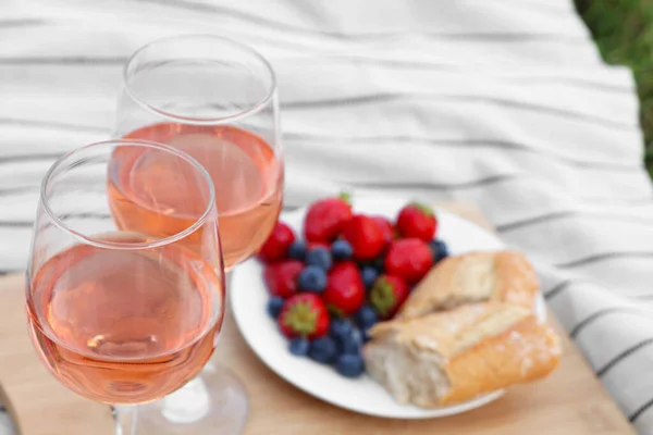 Ποτήρια Από Νόστιμο Ροζέ Κρασί Και Φαγητό Λευκή Κουβέρτα Πικνίκ — Φωτογραφία Αρχείου