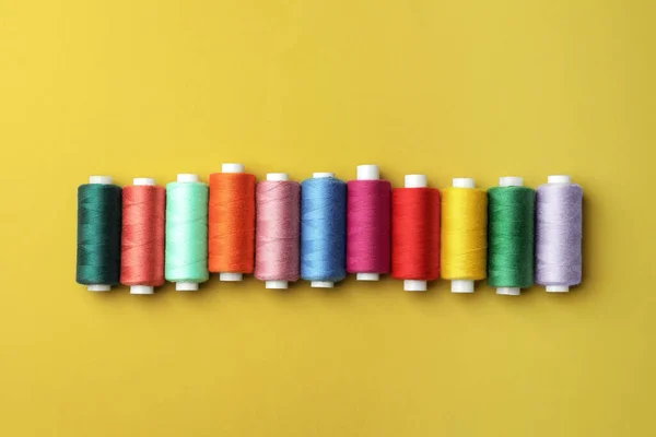 Set Fili Colorati Cucire Sfondo Giallo Posa Piatta — Foto Stock