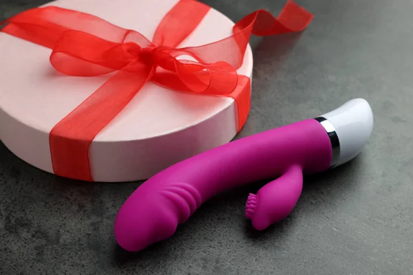 Cutie Cadou Vibrator Vaginal Roz Masă Gri Closeup Jucarie Sexuala — Fotografie, imagine de stoc