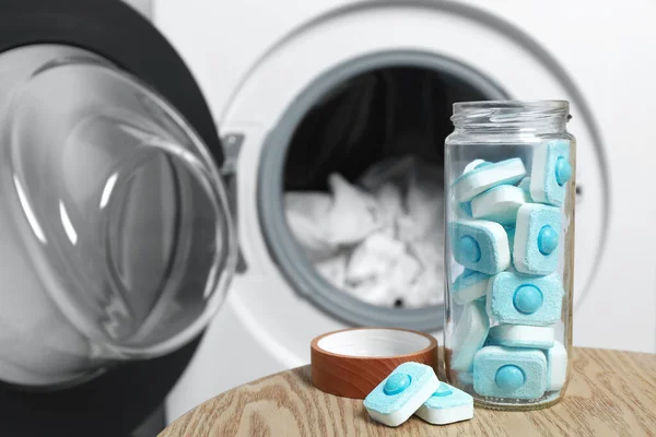 Burk Med Vatten Mjukgörare Tabletter Träbord Nära Tvättmaskin Utrymme För — Stockfoto