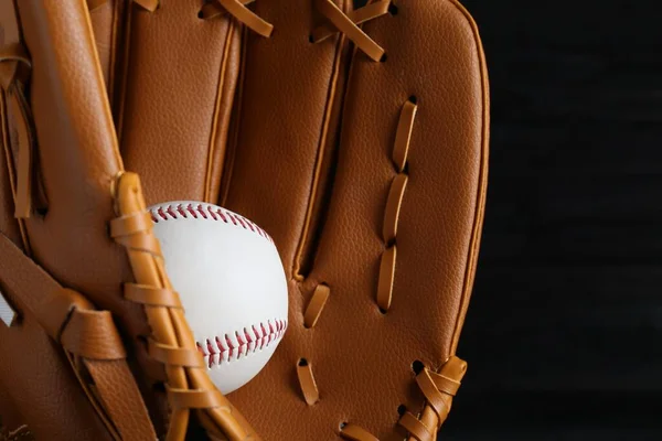 Catcher Mitt Baseball Ball Fundo Preto Close Jogo Esportes — Fotografia de Stock