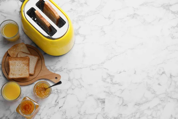 烤面包烤面包机 一杯果汁和果酱放在白色大理石桌子上 案文的篇幅 — 图库照片