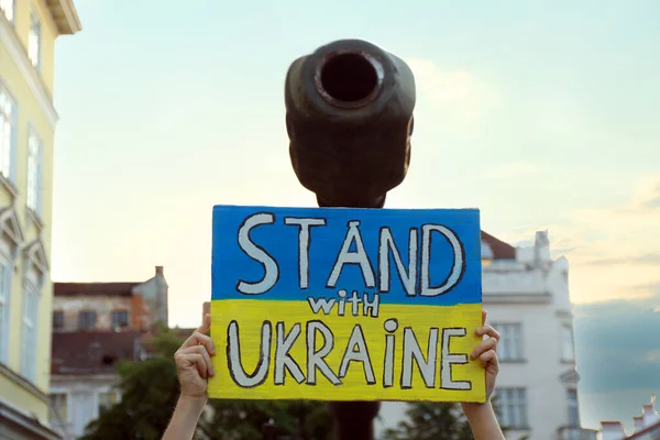 Жінка Тримає Плакат Кольорах Національного Прапора Слів Стояти Україною Біля — стокове фото