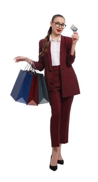 Stilvolle Junge Geschäftsfrau Mit Einkaufstaschen Und Kreditkarte Auf Weißem Hintergrund — Stockfoto