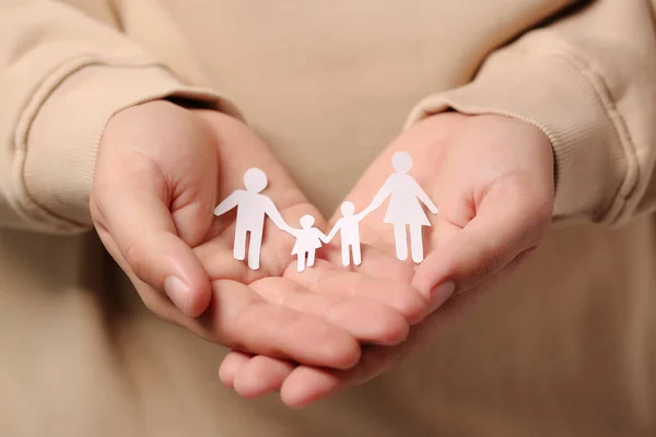 Человек Бумажными Семейными Фигурами Крупным Планом Концепция Страхования — стоковое фото