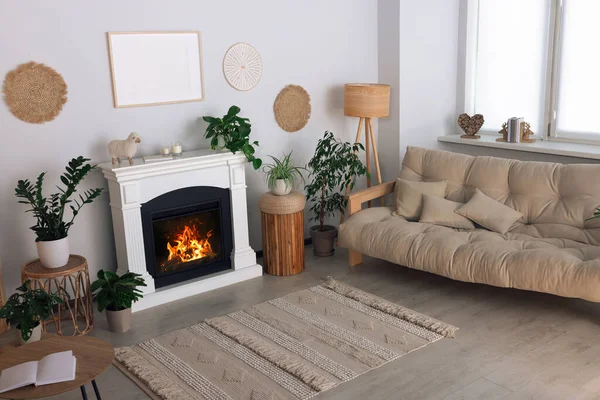 Schöne Wohnzimmereinrichtung Mit Kamin Grünen Zimmerpflanzen Und Bequemem Sofa — Stockfoto