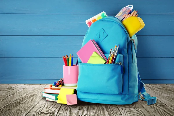 Rucksack Mit Schulpapier Auf Tisch Vor Blauem Holzhintergrund Platz Für — Stockfoto