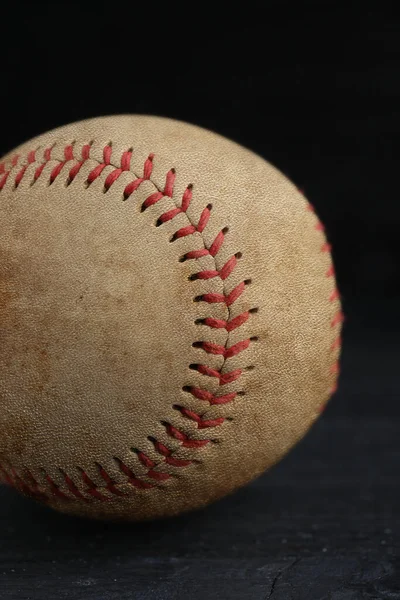 Nosí Baseballový Míč Černém Pozadí Detailní Záběr — Stock fotografie