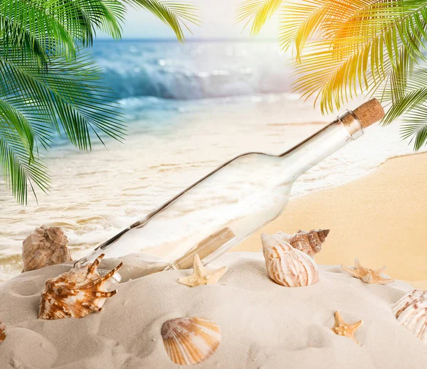 Corked Glass Bottle Rolled Paper Note Seashells Sandy Beach Ocean — Stock Photo, Image