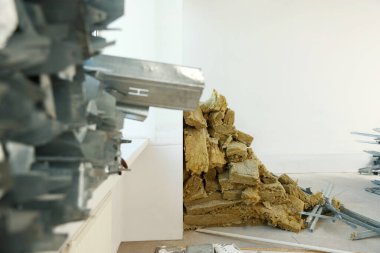 Tamir sırasında malzemeler dairede. Ev yenilenmesi