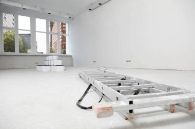 Evdeki malzemeler tamir sırasında, merdivene odaklan. Ev yenilenmesi