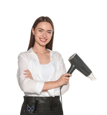 Beyaz arka planda saç kurutma makinesi olan mutlu kuaför portresi.