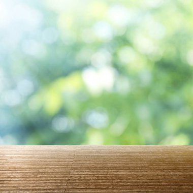 Bulanık yeşil arka planda boş ahşap yüzey. Bokeh etkisi