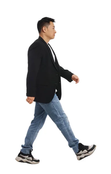 Beyaz Arka Planda Yürüyen Günlük Kıyafetli Yakışıklı Bir Adam — Stok fotoğraf