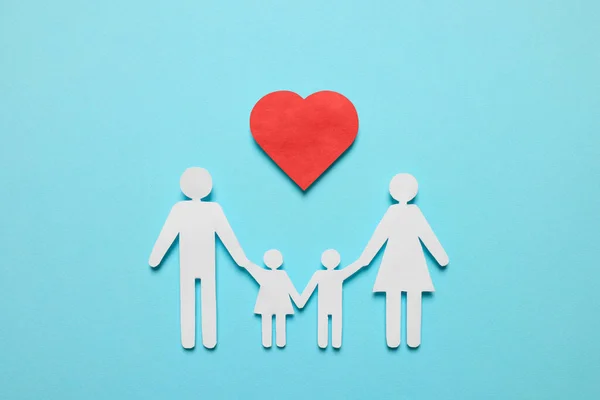 Figuras Família Papel Coração Vermelho Fundo Azul Claro Flat Lay — Fotografia de Stock