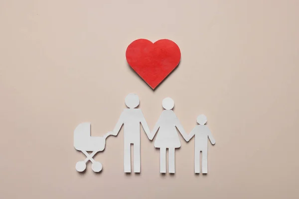 Figuras Família Papel Coração Vermelho Fundo Bege Flat Lay Conceito — Fotografia de Stock