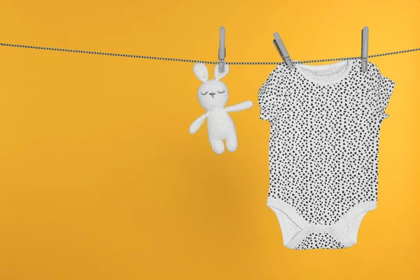宝宝一西和兔子玩具烘干在洗衣店的橙色背景 文字空间 — 图库照片